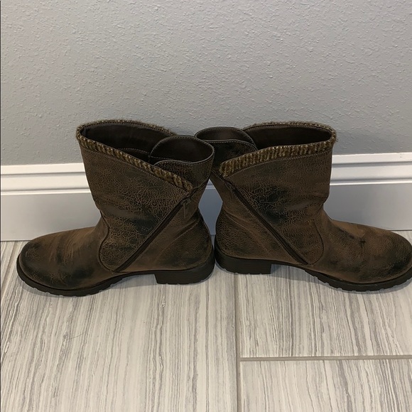 Boots - Picture 3 of 5